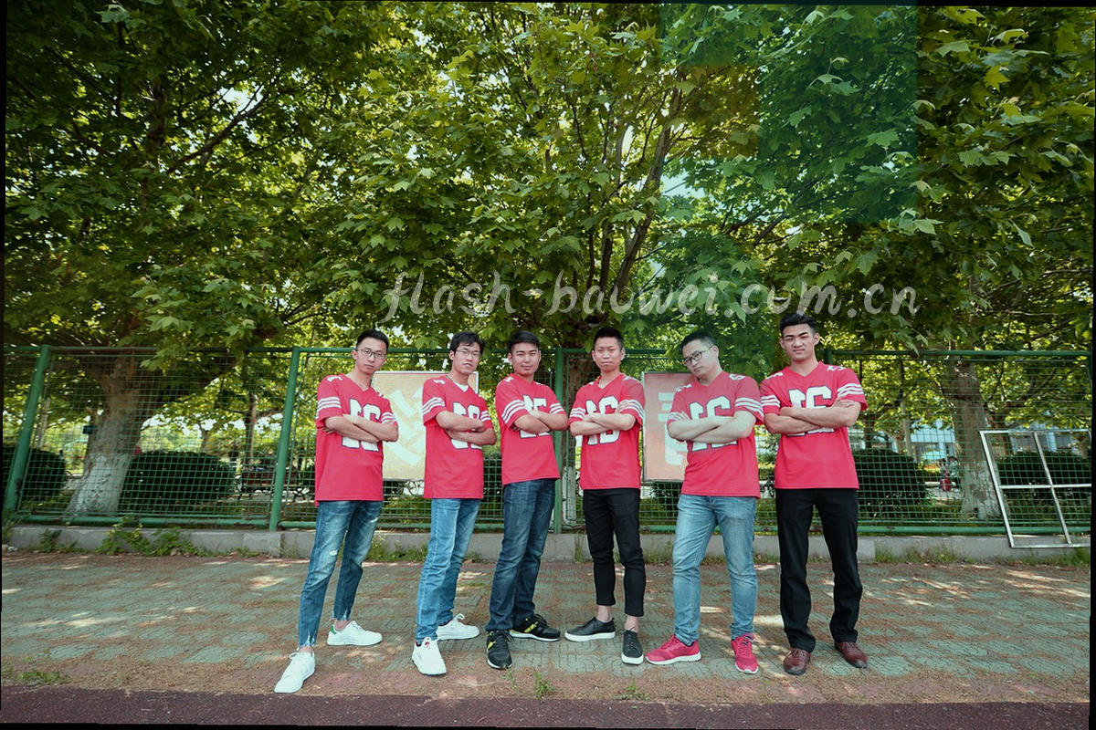 短跑运动员起跑瞬间，腿部肌肉爆发，背景模糊